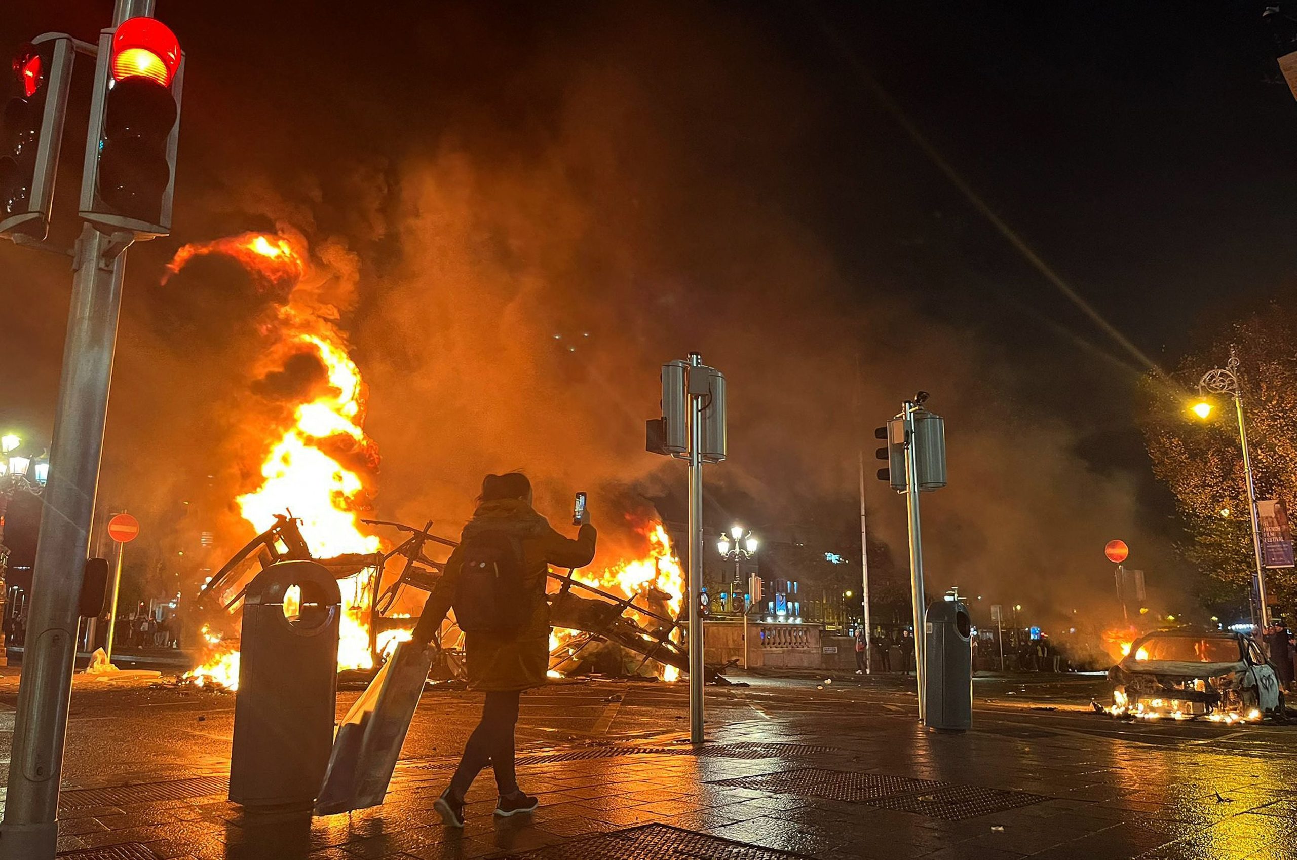 Protestas violentas en las calles de Dublín tras el ataque a tres niños y una mujer |  Internacional